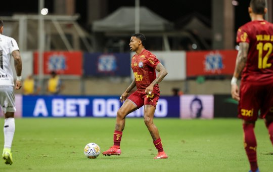 Em jogo morno, o Bahia conta com o "poder da base" e vence o Ceará no apagar das luzes