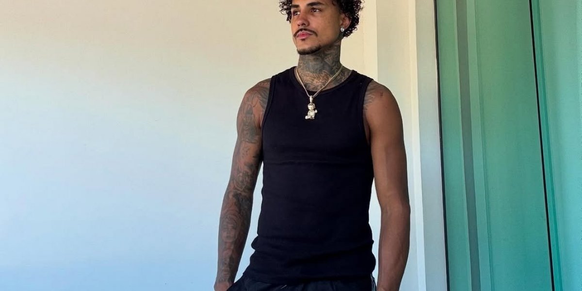 MC Livinho em foto para sua rede social