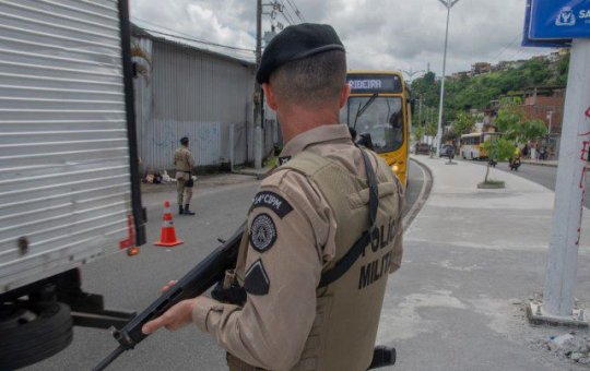 Dupla é presa com 15 celulares roubados e porte ilegal de arma
