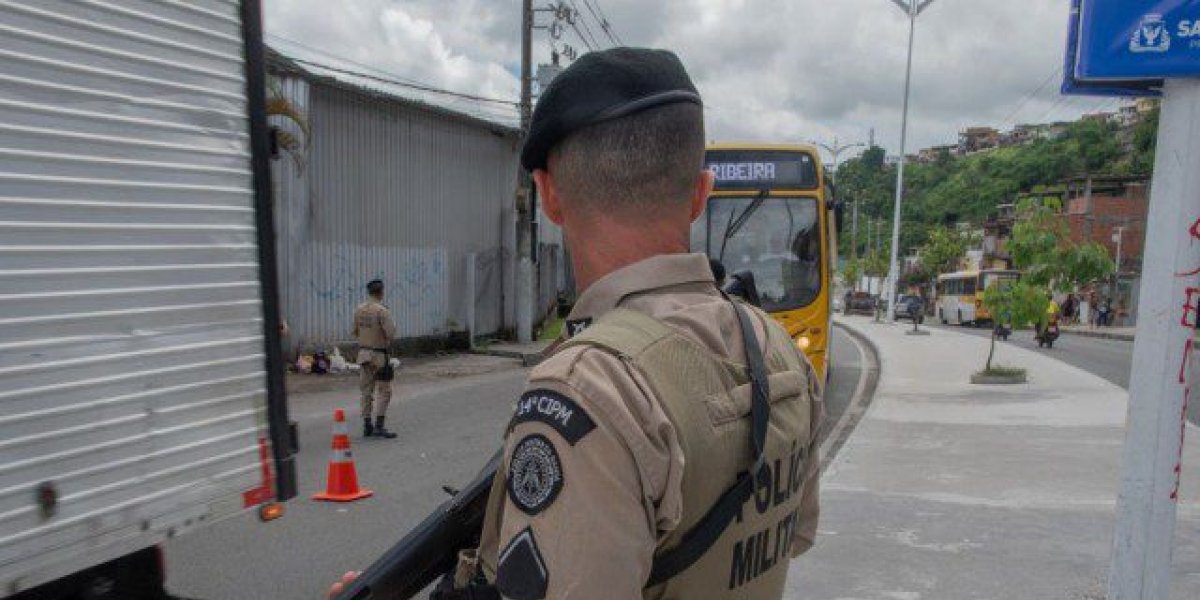 Dupla é presa com 15 celulares roubados e porte ilegal de arma