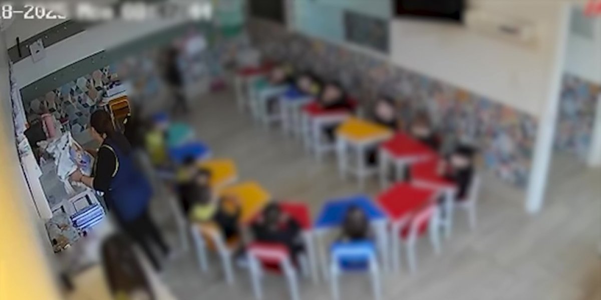 Imagens da câmera de segurança mostra a professora agredindo a criança