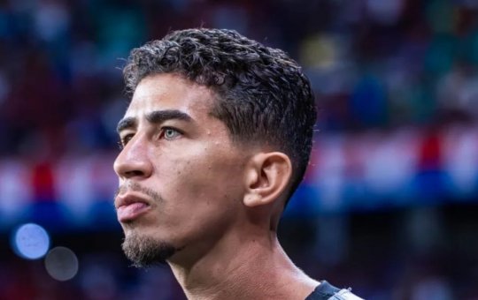 Gandula retira bola de campo e se torna herói em classificação do Bahia; Entenda