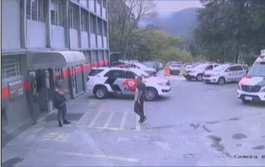 Homem entra em batalhão policial e tenta pegar arma de uma agente da PM