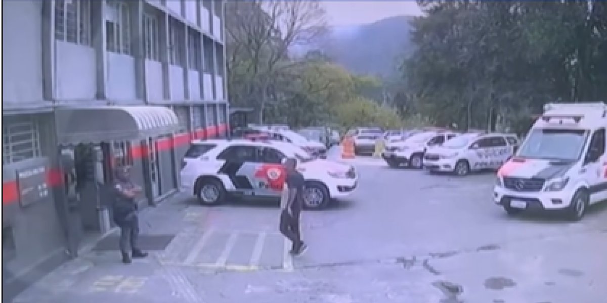 Vídeo mostra o momento em que o homem chega e comete o delito