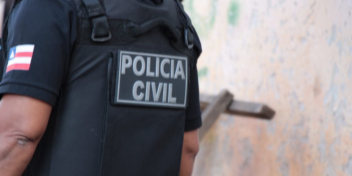 Homem tenta matar ex com golpe de mata-leão em frente à filha e é preso