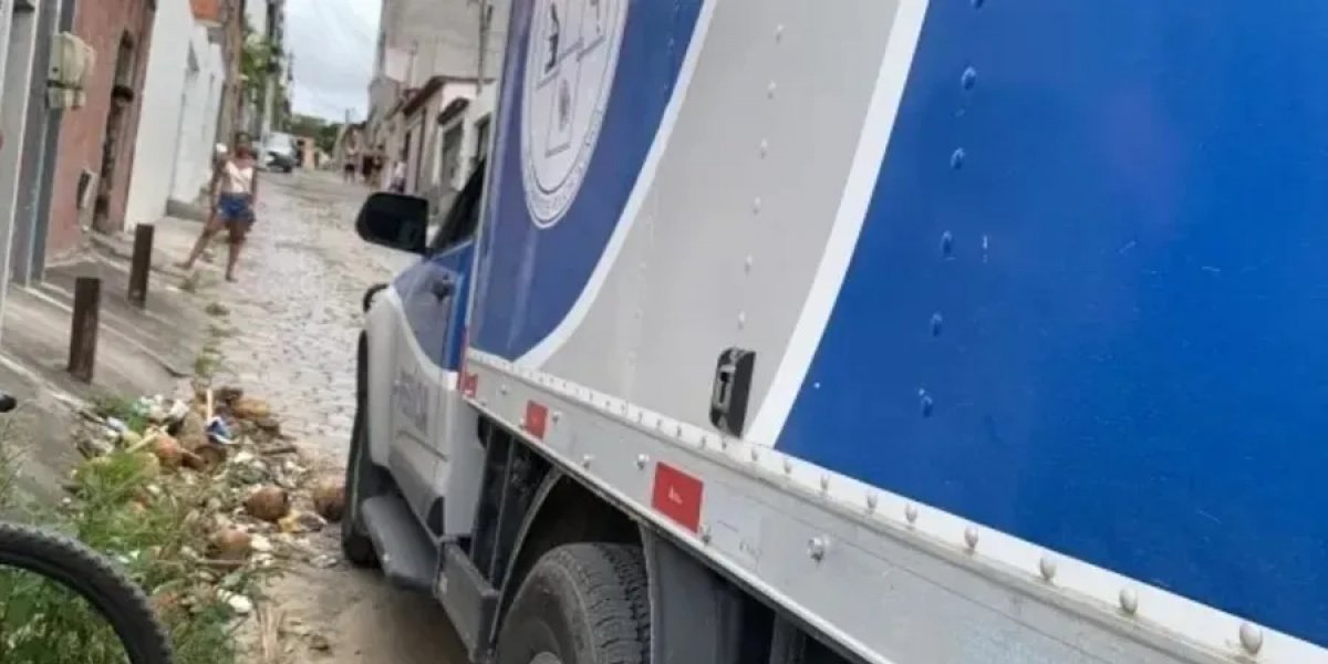 Carro da perícia no local do crime