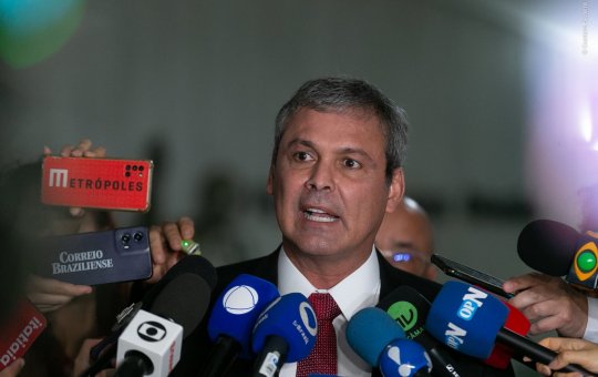 Lindbergh Farias pede prisão preventiva de Bolsonaro e alerta para risco de fuga