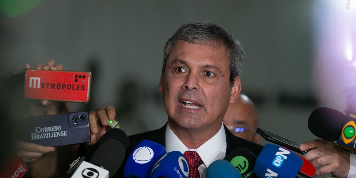 Lindbergh Farias pede prisão preventiva de Bolsonaro e alerta para risco de fuga