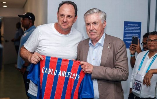 Veja o momento da entrega da camisa do Bahia a Ancelotti