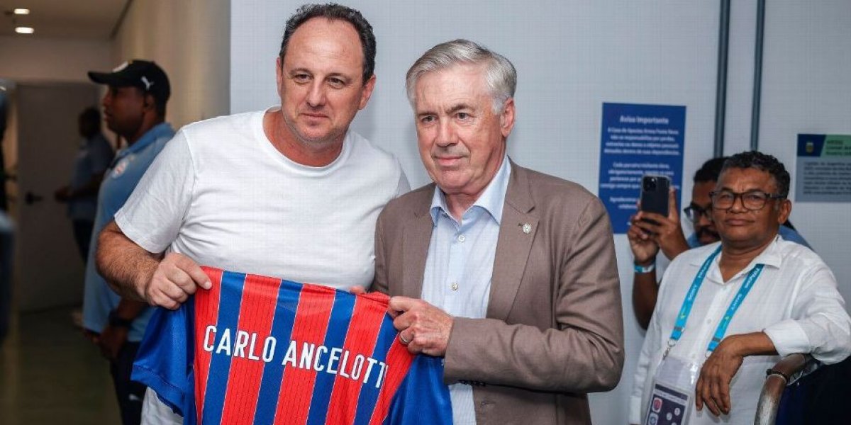 Veja o momento da entrega da camisa do Bahia a Ancelotti