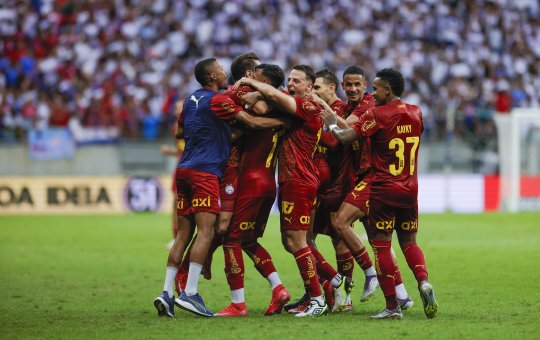 Sob os olhos da Seleção, Juba brilha e Bahia vence o Santos na Fonte Nova