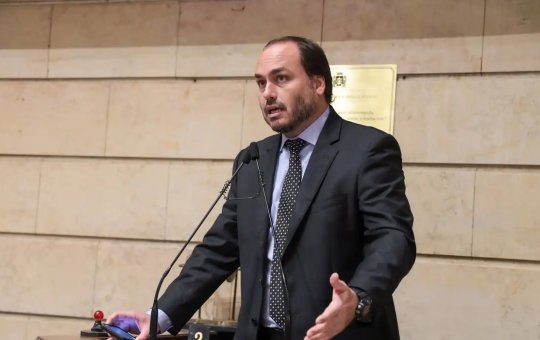 Carlos Bolsonaro enfrenta vaias e apoio durante visita a shopping em Santa Catarina