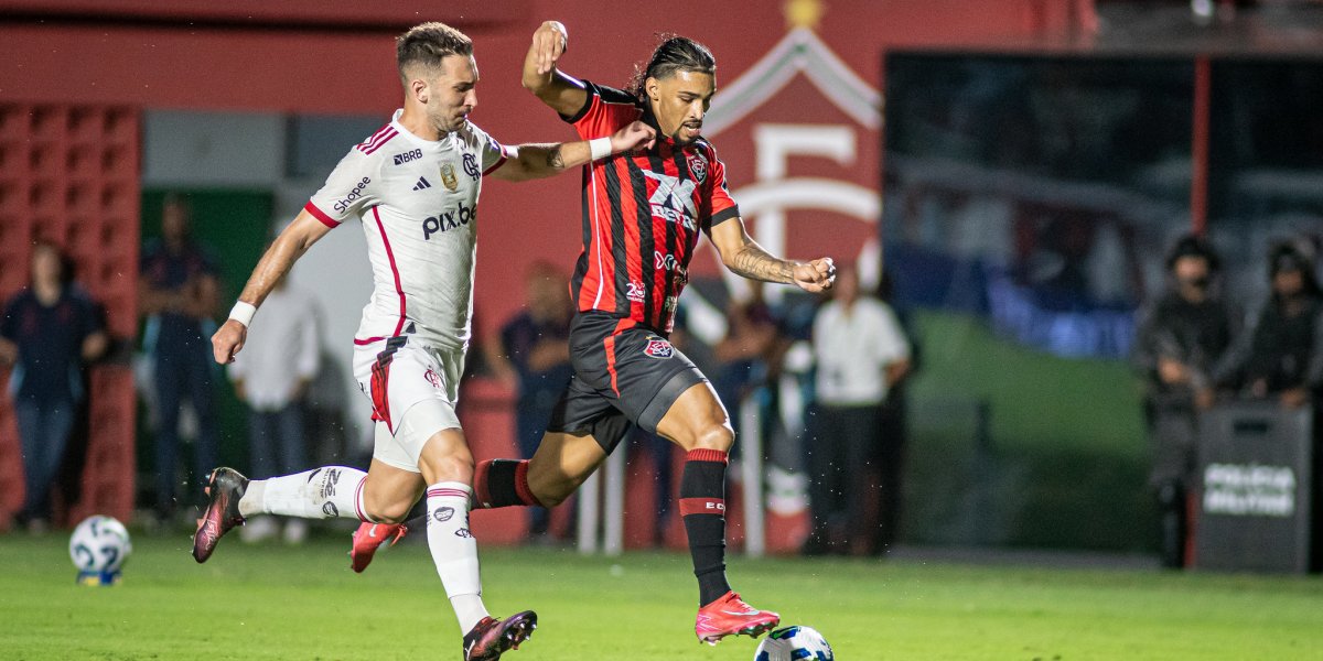 Léo Ortiz (Flamengo) e Fabrí (Vitória) lutando pela bola