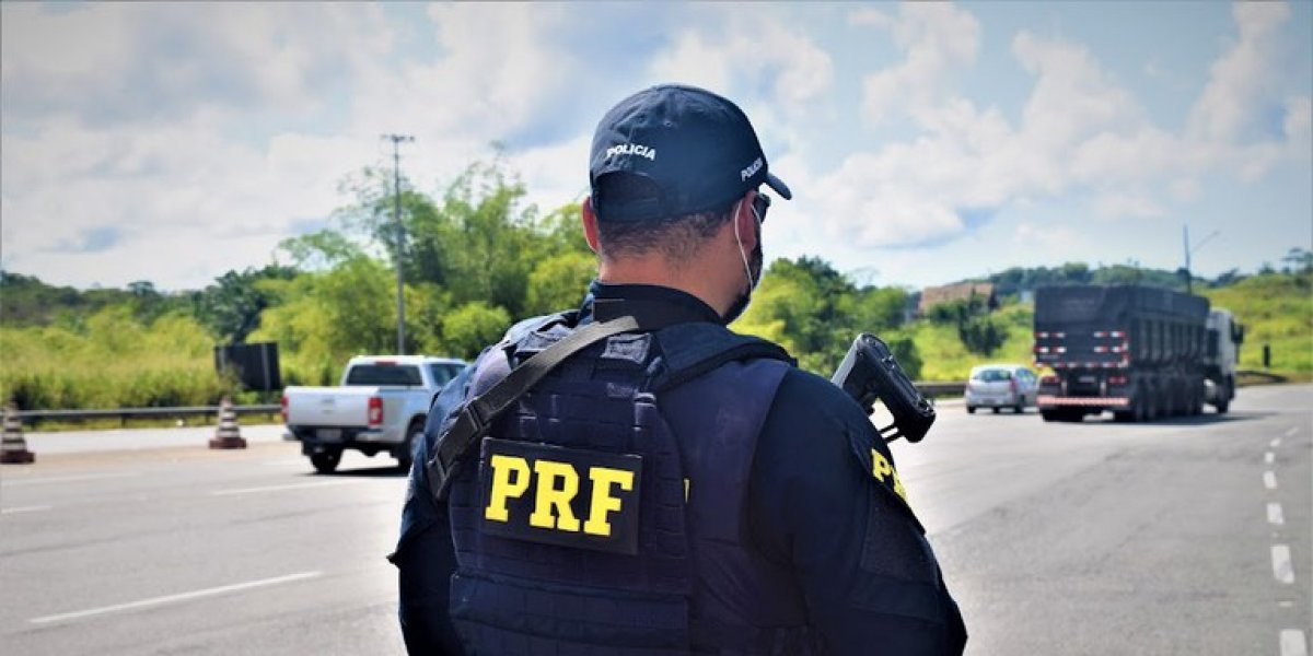 Acidente entre van e motocicleta deixa um morto na BR-116