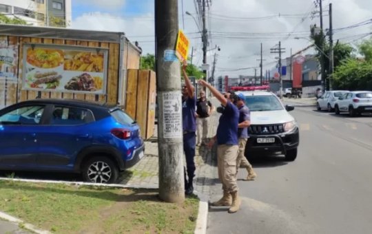 Operação Visão Limpa combate poluição visual em Lauro de Freitas