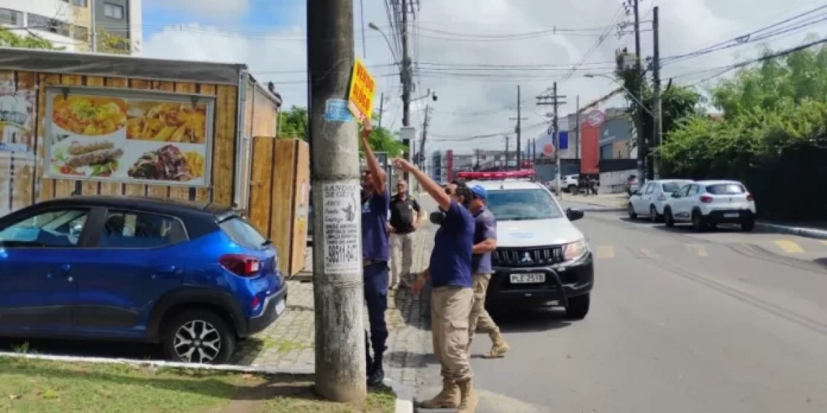 Operação Visão Limpa combate poluição visual em Lauro de Freitas