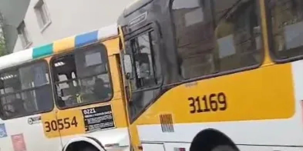 Ônibus destruídos após a colisão