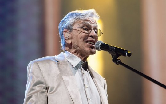 Caetano Veloso é parado em blitz e surpreendido por pedido de beijo de policial