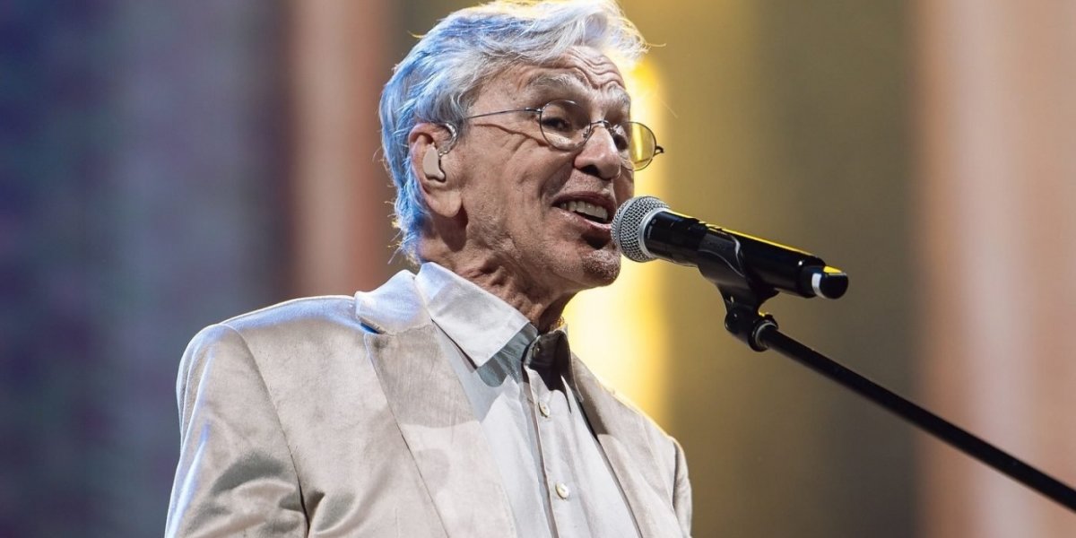 Caetano Veloso é parado em blitz e surpreendido por pedido de beijo de policial