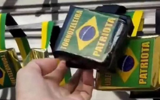 Nova moda? Ambulantes inovam e lançam "tornozeleira patriota"