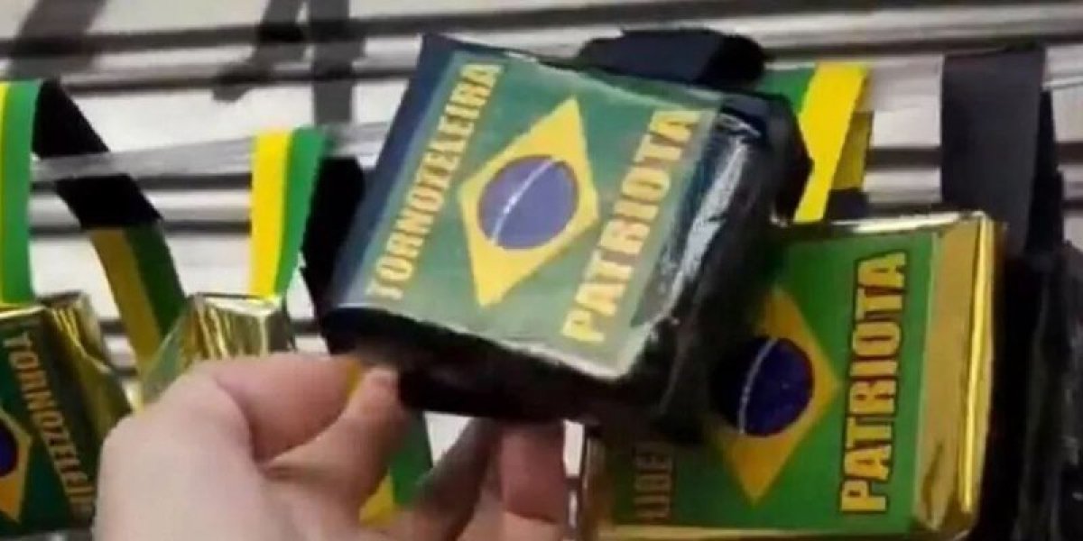 Nova moda? Ambulantes inovam e lançam "tornozeleira patriota"