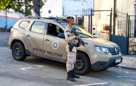Viatura da Polícia Militar capota e deixa policiais feridos na BA-409