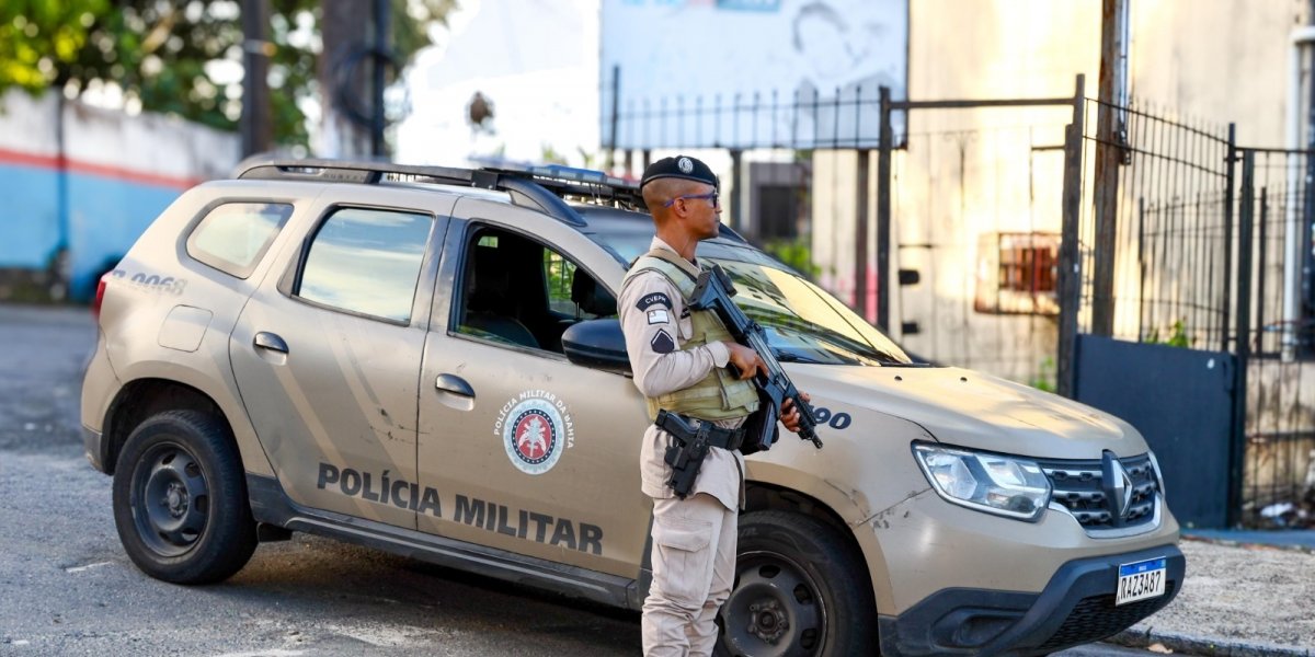 Viatura da Polícia Militar capota e deixa policiais feridos na BA-409