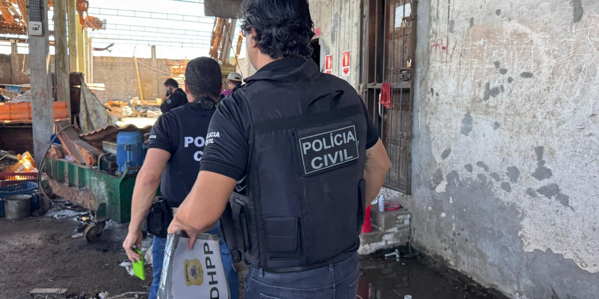 Momento que a Polícia Civil vai ao ferro-velho