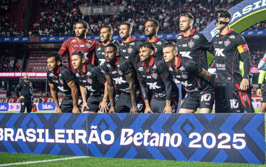 Delegação do Vitória utiliza área restrita do aeroporto para driblar protesto após sofrer goleada vexatória 