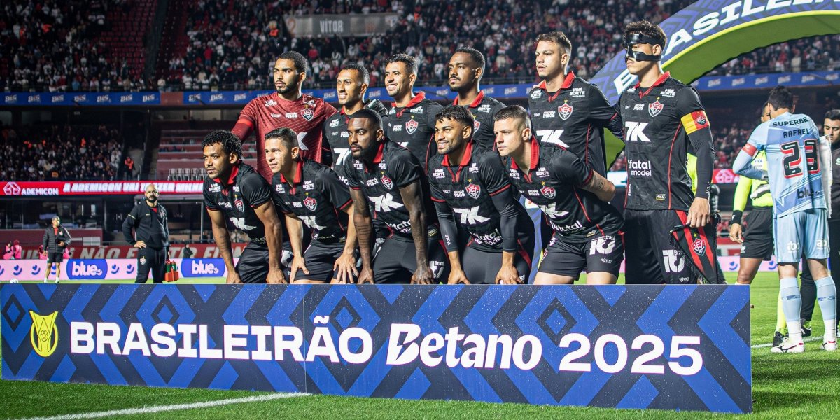 Delegação do Vitória utiliza área restrita do aeroporto para driblar protesto após sofrer goleada vexatória