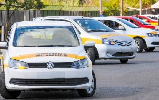 Governo propõe CNH mais barata e fim das aulas práticas obrigatórias: entenda mudanças