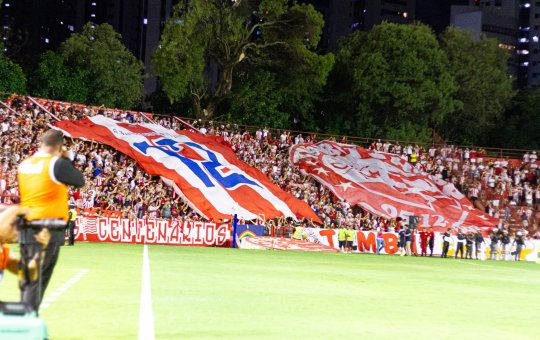 Avião que levava time nordestino colide com pássaro e faz pouso de emergência