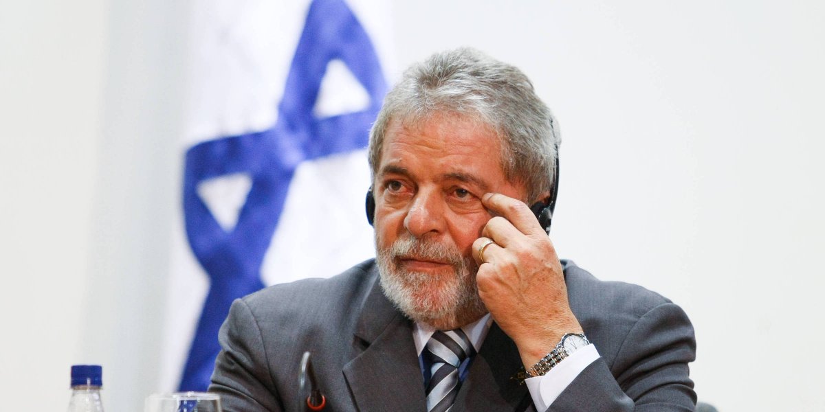 Lula sentado com uma bandeira de Israel ao fundo, em 2011