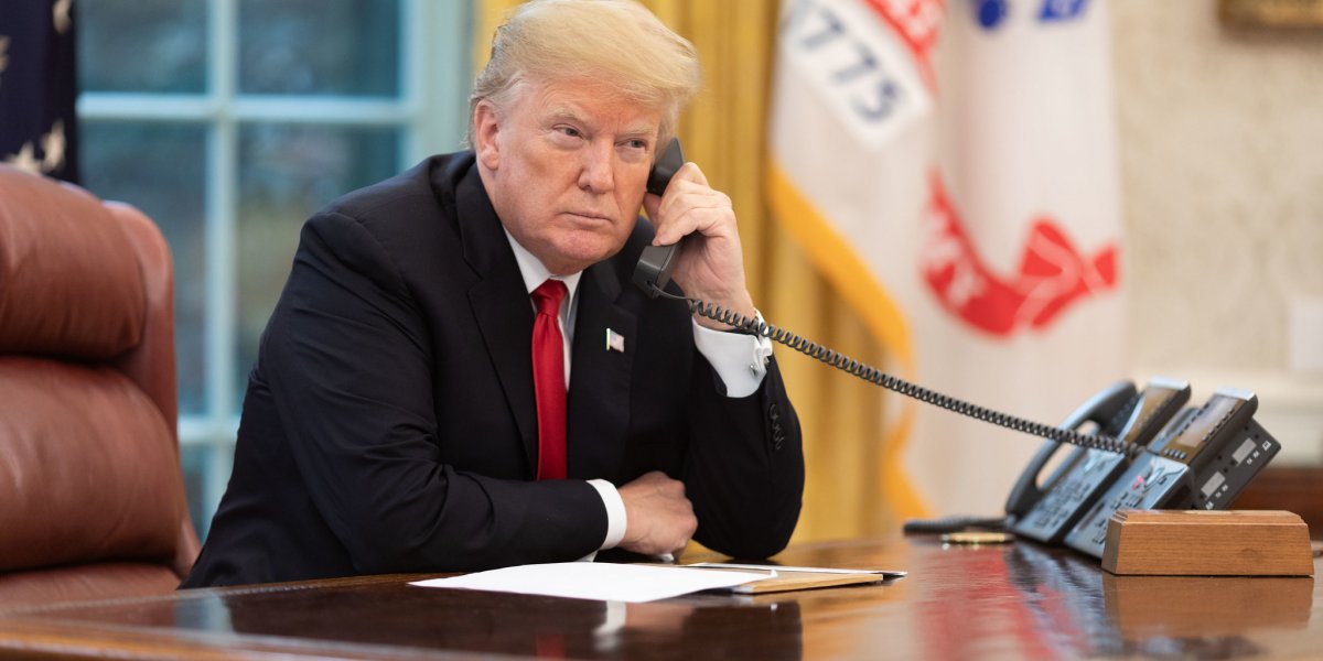 Trump em ligação no salão oval