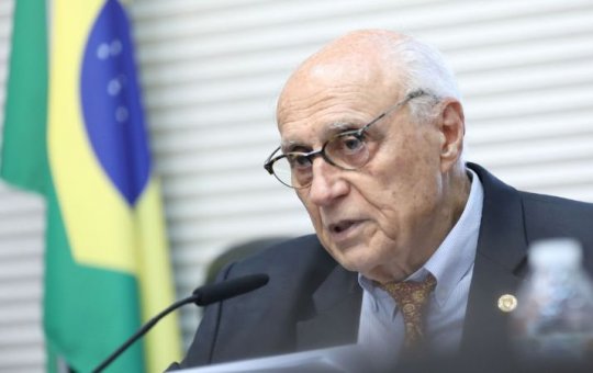 Deputado Eduardo Suplicy é internado às pressas após passar mal