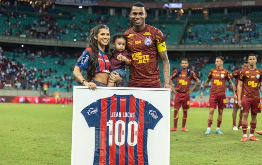 Jean Lucas na partida contra o Santos com camisa comemorativa de 100 jogos