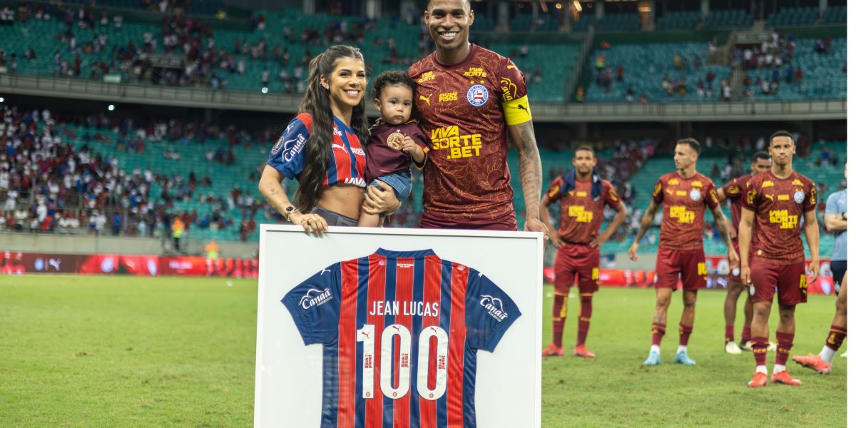 Jean Lucas na partida contra o Santos com camisa comemorativa de 100 jogos