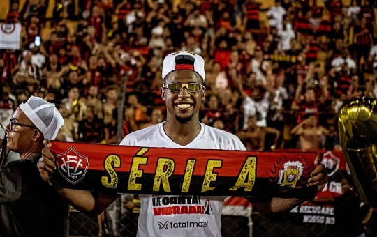 Dudu comemorando acesso à Série A