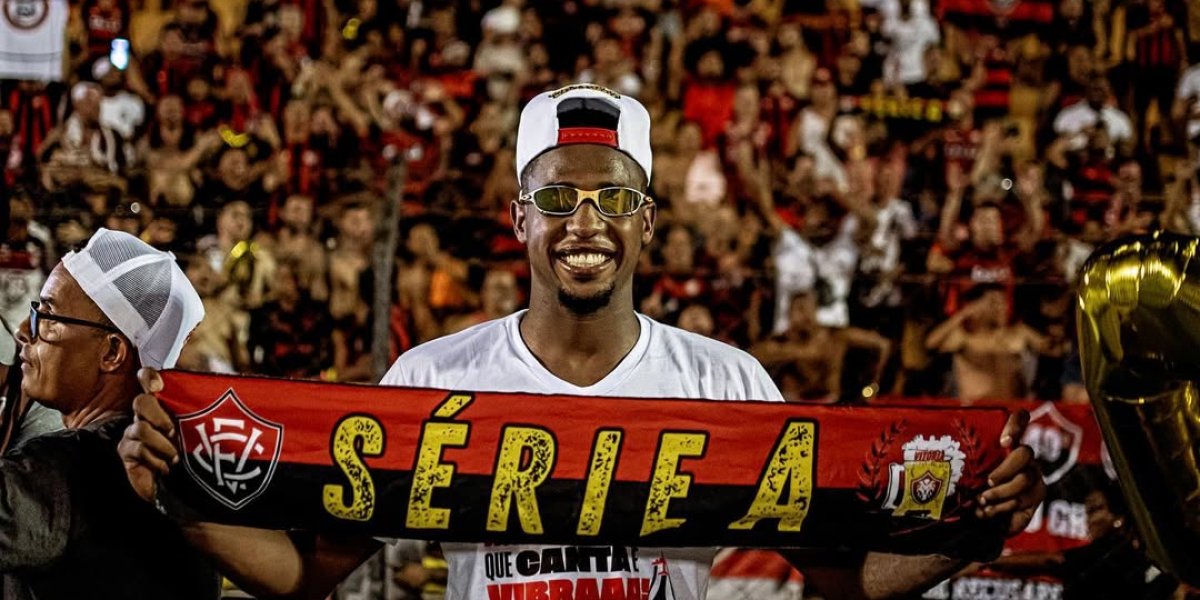 Dudu comemorando acesso à Série A