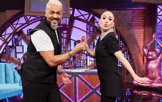 Belo e Tatá Werneck dão beijo de cinema durante o Lady Night