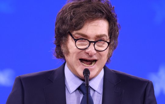 Javier Milei, presidente da Argentina, é atacado durante Caravana política