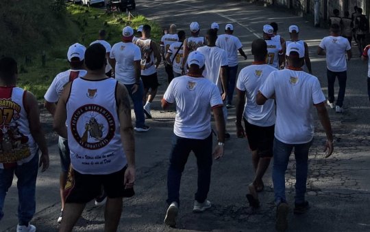 Principal torcida organizada do Vitória faz cobrança aos jogadores no Barradão: "Vocês são covardes"