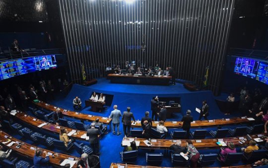 Senado aprova PL da Adultização que visa proteger crianças e adolescentes no ambiente digital