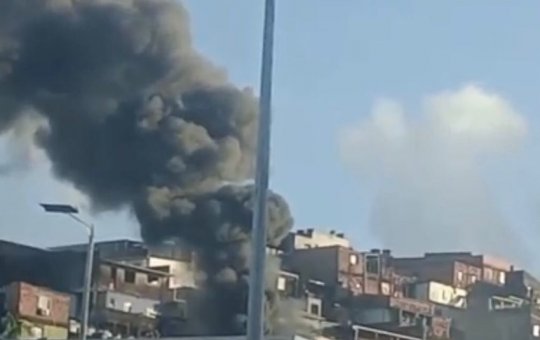 Incêndio de grande proporção atinge casa na Fazenda Grande do Retiro