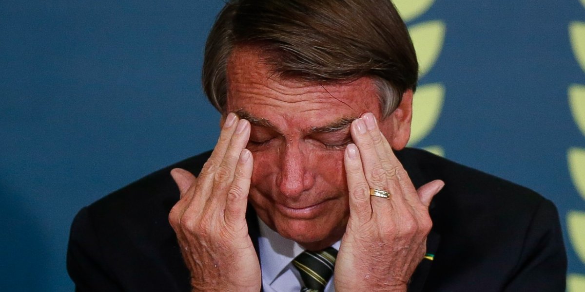 Bolsonaro chora em reunião com aliado e desabafa: “Minha vida já acabou”