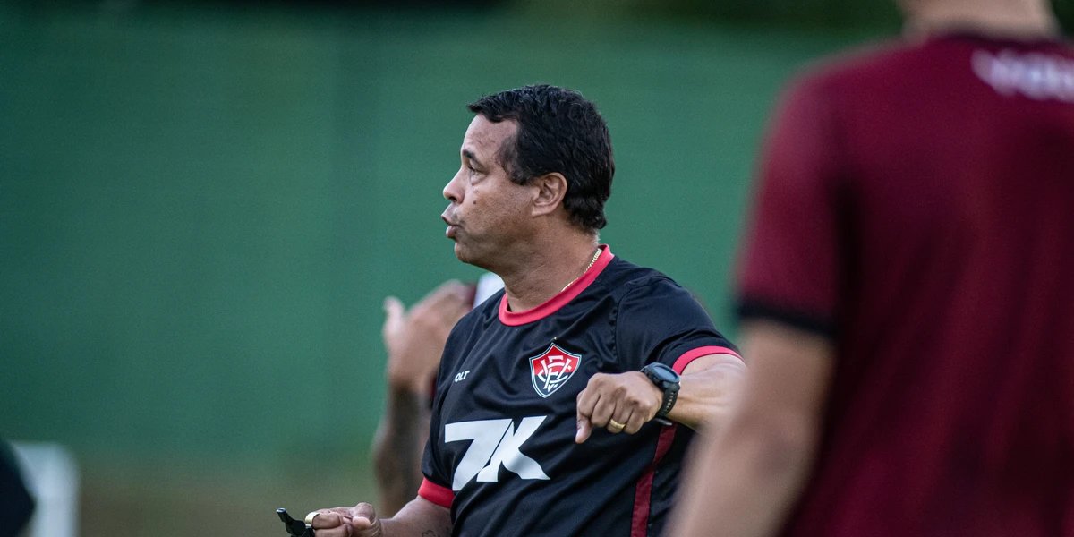 Rodrigo Chagas comandando treino do Vitória