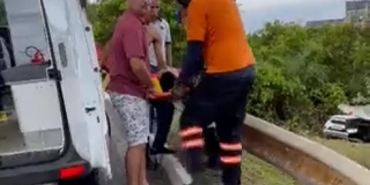 Carro capota na Paralela e condutor fica ferido; veja vídeo
