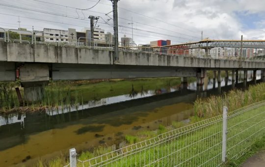 Homem que entrou em córrego na Avenida Paralela é encontrado e detido por policiais