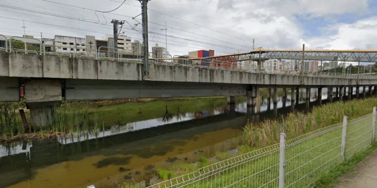 Córrego na Avenida Paralela, na região do Imbuí, onde o criminoso tentou se esconder da PM