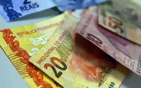 Governo Lula prevê aumento do salário mínimo para R$1.631 em 2026